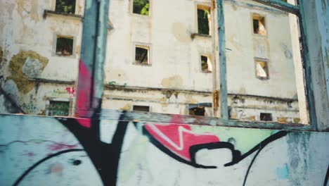 Verlassene-Fabrik-Graffiti-Wände