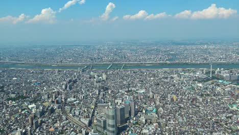 Vista-Aérea-De-Tokio-Y-Parte-De-Un-Río-Desde-La-Torre-Skytree