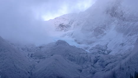 Wolken-Ziehen-An-Einem-Gletscher-Und-Einem-Berggipfel-In-Den-Chugach-Mountains-In-Alaska-Vorbei