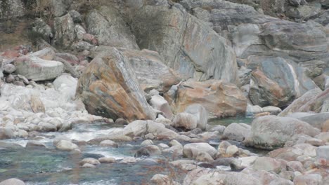 Alpenfluss-Voller-Großer-Granitblöcke