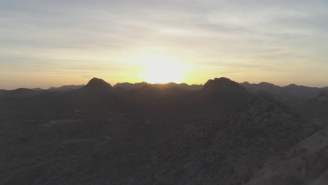 Luftaufnahmen---Sonnenuntergang-In-Den-Wüstenbergen