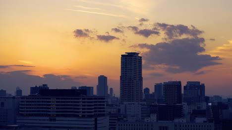 Aussichtspunkt-Vom-Schloss-Osaka-Zum-Stadtbild-Des-Osaka-Gebäudes-Am-Schönen-Abend