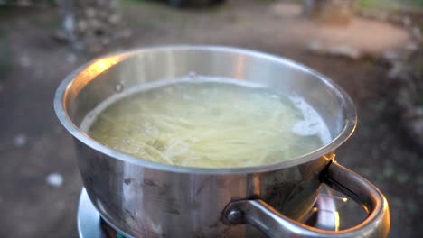Slomo-Nahaufnahme-Von-Kochendem,-Dampfendem-Wasser-Mit-Spaghetti-In-Einer-Kochpfanne