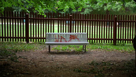 Empty-park-bench
