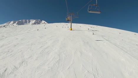Vista-Sobre-Una-Pista-De-Esquí-Llena-De-Gente-Esquiando