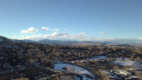 Una-Panorámica-Sobre-Lakewood-Colorado-Capturando-Golden-Y-Las-Montañas-Rocosas