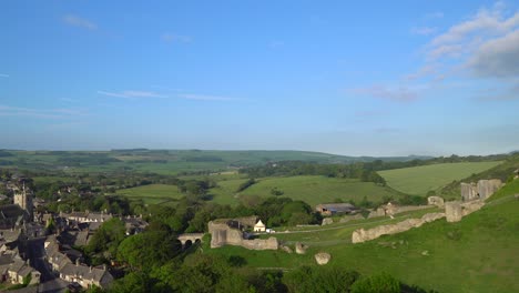 Langsame-Schwenkaufnahme-Von-Corfe-Village-Und-Castle,-Isle-Of-Purbeck,-Dorset,-England