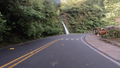 Dies-Sind-GoPro-7-Aufnahmen-Einer-Straße-Auf-Dem-Weg-Zu-Den-Natürlichen-Heißen-Quellen-In-Tabacon-In-Costa-Rica