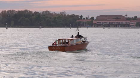 Mann-Steuert-Ein-Wassertaxi-Mit-Touristen-Auf-Den-Berühmten-Lagunen-Von-Venedig