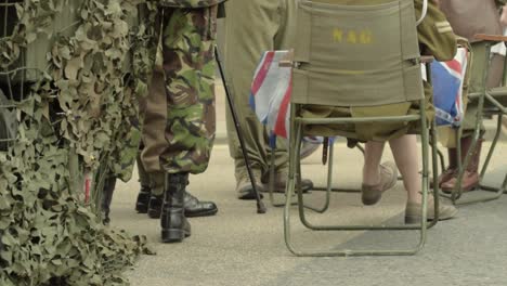 Soldados-Parados-Cerca-De-Un-Vehículo-Militar-Camuflado