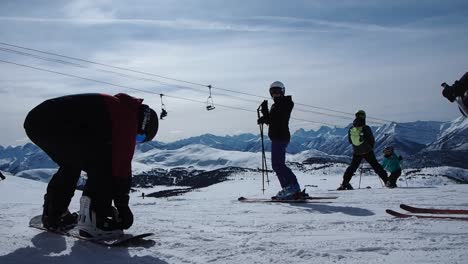 Snowboarder-Steigt-Im-Skigebiet-Auf-Einem-Schneebedeckten-Berg-Mit-Sessellift-Im-Hintergrund-Ein