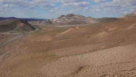 Las-Montañas-Cerca-De-La-Entrada-Del-Valle-De-La-Muerte-En-Nevada