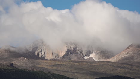Lapso-De-Tiempo-De-Nubes-En-Movimiento-Rápido-Frente-A-La-Cordillera