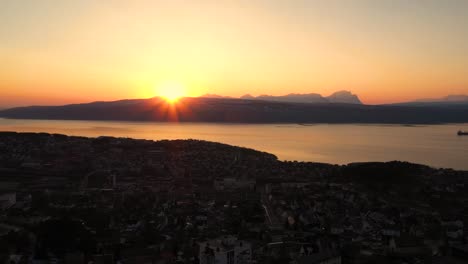 Luftaufnahme-Des-Sonnenuntergangs-über-Der-Stadt-Am-Meer