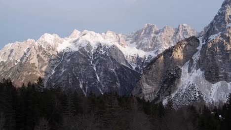 Conduciendo-Y-Mirando-El-Paso-De-Montaña-Más-Alto-De-Eslovenia-De-Vrsic