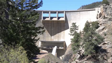 Wasserauslass-Des-Staudamms-Strontia-Springs-An-Der-Spitze-Des-Waterton-Canyon-In-Littleton,-Colorado