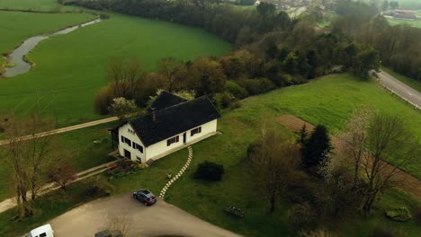 Luftaufnahme-Eines-Hauses-Auf-Dem-Bauernhof