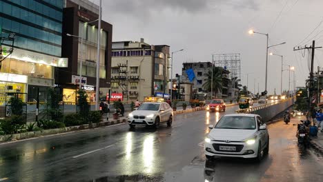 Aufgrund-Des-Starken-Regens-Bewegt-Sich-Der-Verkehr-Auf-Der-MG-Road-In-Bangalore-Nur-Langsam-Voran