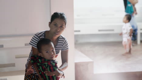 Eine-Burmesische-Mutter-Und-Ihr-Kind-Sitzen-Im-Wartezimmer-Eines-Krankenhauses