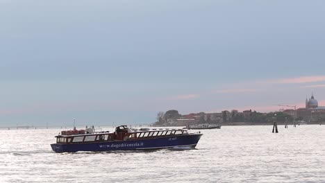 Motorboot-Passiert-Den-Canal-Grande-In-Venedig,-Italien,-Vor-Dramatischem-Himmel