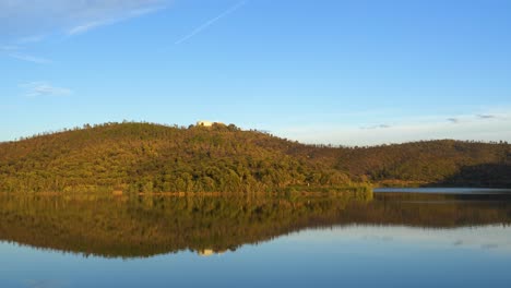 Perfekter-Spiegel-Auf-Dem-Wasserreservoir-Und-Den-Umliegenden-Hügeln,-Umgeben-Von-Der-Staumauer-„Barrage-Du-Trapan“.