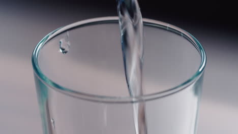 Wasser-In-Ein-Glas-Gießen