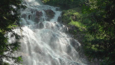 Dämmerungsstrahlen,-Die-In-Zeitlupe-Von-Einem-Riesigen-Wasserfall-Mitten-Im-Wald-Kommen