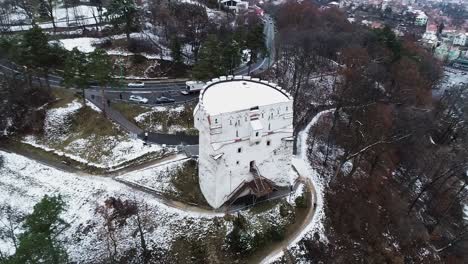 Orbit-of-Romania's,-Brasov's-White-Tower-during-holiday-season