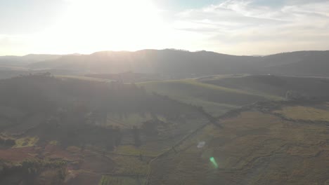 Wunderschöner-Drohnenflug-Bei-Sonnenuntergang,-Fackel-Auf-Der-Linsenstimmung-über-Dem-Bundesstaat-Minas-Gerais