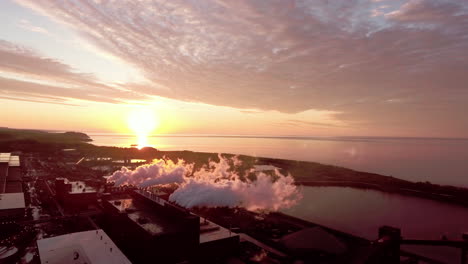 Sonnenaufgang-Durch-Industrielle-Rauchwolken-Am-Lake-Superior