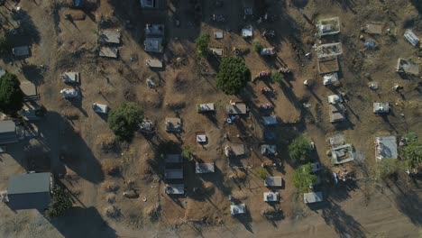 Luftaufnahme-Eines-Kleinen-Friedhofs-Im-Valle-De-Guadalupe