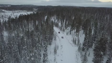Coches-Circulando-Por-Un-Paisaje-Cubierto-De-Nieve-Cerca-De-Kuusamo,-Finlandia