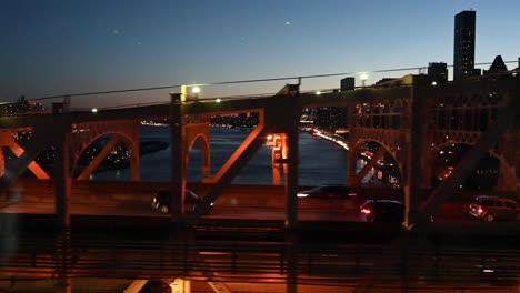 Vista-Del-Tranvía-De-La-Ciudad-De-Nueva-York-Flotando-Junto-Al-Tráfico-En-El-Puente-De-Queensboro