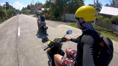 Ein-Mann-Fährt-Mit-Einem-Motorrad-Auf-Einer-Unbefestigten-Straße-Auf-Der-Insel-Bohol,-Philippinen