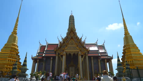 Bangkok-Thailand---Circa-Zooming-out-Time-lapse-of-people-walking-and-taking-selfies-in-front-of-Emerald-temple-in-Bangkok,-Thailand-at-daytime