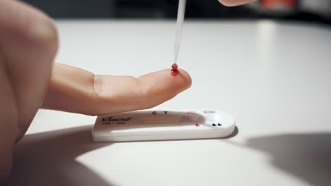 Etwas-Blut-Für-Einen-HIV-Test-Zu-Hause-Auftragen