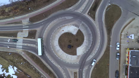 Luftbild:-Standbild-Des-Staubsaugens-über-Dem-Kreisverkehr,-Während-Kraftfahrzeuge-In-Den-Kreisverkehr-Ein--Und-Ausfahren