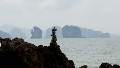 Una-Piedra-Sobre-La-Otra-En-Tailandia-En-El-Mar
