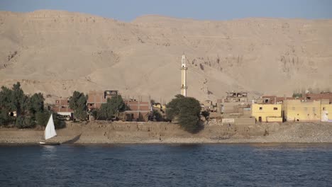 Vista-Del-Hermoso-Pueblo-Egipcio-Desde-Un-Crucero-Por-El-Río-Nilo