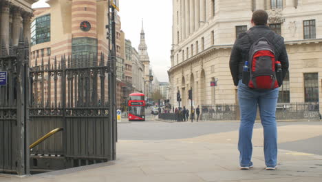 Vergrößern-Sie-Einen-Roten-Doppeldeckerbus-Und-Einen-Verlorenen-Touristen--Und-Finanzarbeiter-Im-Finanzviertel-Von-London
