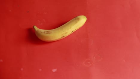 Bananen-Drehen-Sich-In-Einem-Kreis-Isoliert-Auf-Rotem-Hintergrund