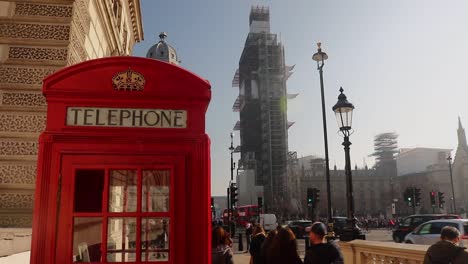 London,-England,-Ikonische-Telefonzelle-Am-Parliament-Square-In-London,-Die-Den-Elizabeth-Tower-Zeigt,-Der-Von-Einem-Gerüst-Umgeben-Ist