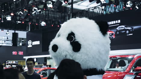 Eine-Person-In-Einem-Panda-Kostüm,-Umgeben-Von-Kindern,-Auf-Der-Internationalen-Automobilausstellung-2019-In-Shenzhen,-China