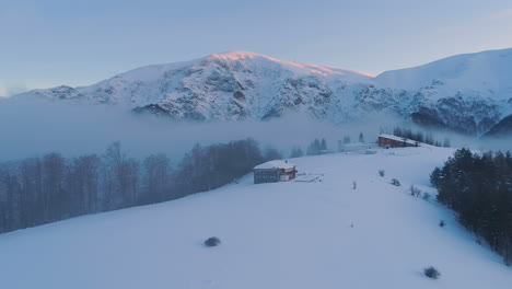 Sonnenuntergang-über-Dem-Botev-Gipfel-Und-Der-Pleven-Hütte-Im-Balkangebirge,-An-Einem-Sonnigen-Wintertag-Im-Morgengrauen-Im-Zentralbalkan-Nationalpark,-Bulgarien