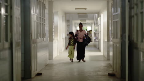 Eine-Burmesische-Mutter-Und-Ihr-Kind-Gehen-In-Einer-Krankenhausetage-In-Myanmar-Zur-Kamera