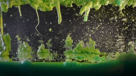 Spiegelfläche-Mit-Flüssigen-Ölblasen,-Die-In-Einer-Außerirdischen-Landschaft-Mit-Tiefenansicht-Aufsteigen-Und-Fallen