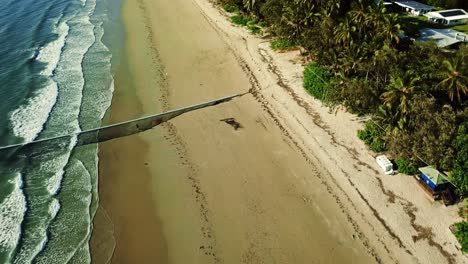 Schutznetz-Gegen-Quallen-Am-Tropischen-Strand