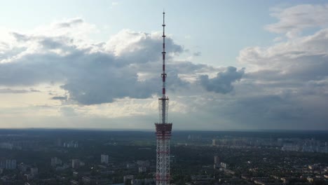 Vista-Aérea-De-La-Parte-Superior-De-La-Torre-De-Radio-En-Kiev,-Ucrania
