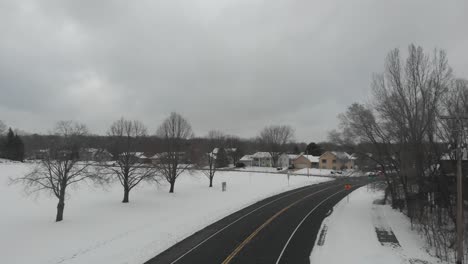 Kamera-Geht-Vorwärts-Auf-Einer-Autobahn-In-Minnesota,-Winter,-Schnee,-Bewölkt