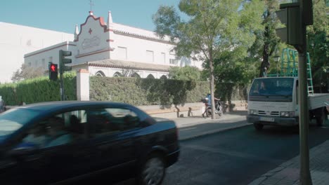 Ambulancia,-Automóviles,-Bicicletas-Y-Motocicletas-Pasan-Por-El-Edificio-De-La-Cruz-Roja-En-España
